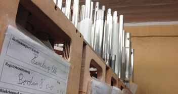 In Holzkisten haben sich die Pfeifen der Orgel von Bonn auf den Weg nach Hamburg gemacht - Copyright: Enno Isermann