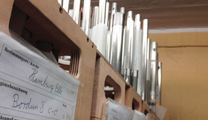 In Holzkisten haben sich die Pfeifen der Orgel von Bonn auf den Weg nach Hamburg gemacht - Copyright: Enno Isermann