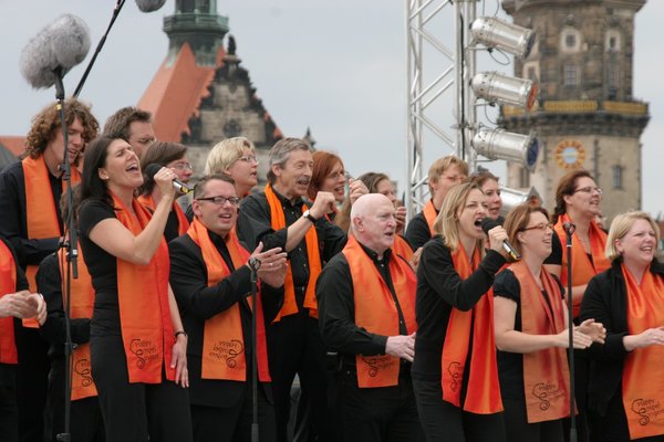Die Happy Gospel Singer auf der Bühne des Kirchentags in Dresden 2011 - Copyright: Katrin Denecke
