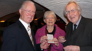 Bischöfin Maria Jepsen überreicht die Bugenhagenmedaille an Hans-Wolf Michahelles (links) und Alfred Schulz (rechts). Foto: C. Strauß.