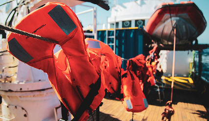 Schwimmwesten auf dem Rettungsschiff Alan Kurdi - Copyright: © Karsten Jäger, Sea-Eye