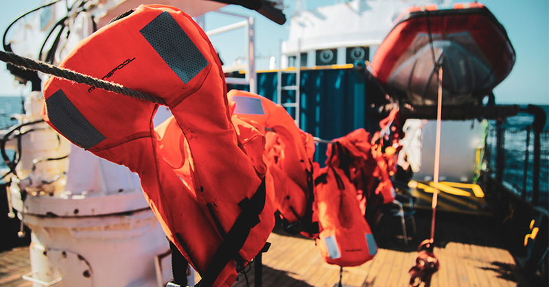 Schwimmwesten auf dem Rettungsschiff Alan Kurdi