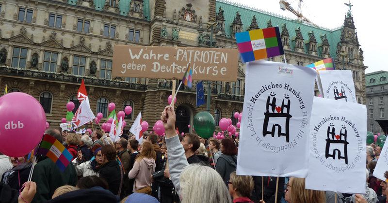 "Wahre Patrioten geben Deutschkurse": Das Lieblingstransparent vieler Kundgebungsteilnehmer