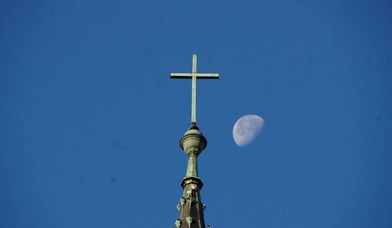 St. Pauluskirche Heimfeld: Turmkreuz mit Mond im Hintergrund - Copyright: Hermann Paul Straßberger