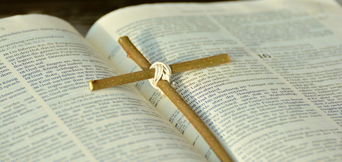 Bibel und Kreuz