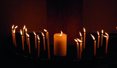 Viele Kerzen im Dunklen - Copyright: Pixabay
