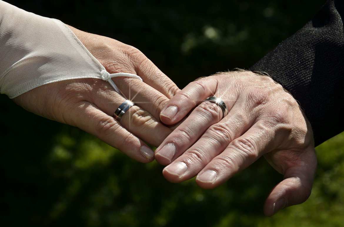 Hände eines Brautpaars mit Trauring