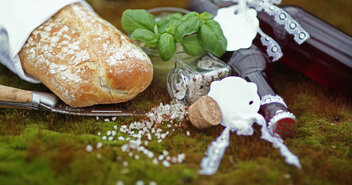 Brot, Salz, Messer, Bailikum und Getränk auf einem mit Moos bewachsenen Stein - Copyright: Sandra Hirschke / fundus-medien.de