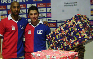 HSV-Spieler Mickael Tavarez und Tolgay Arslan bei der Bescherung (Foto: Steen)