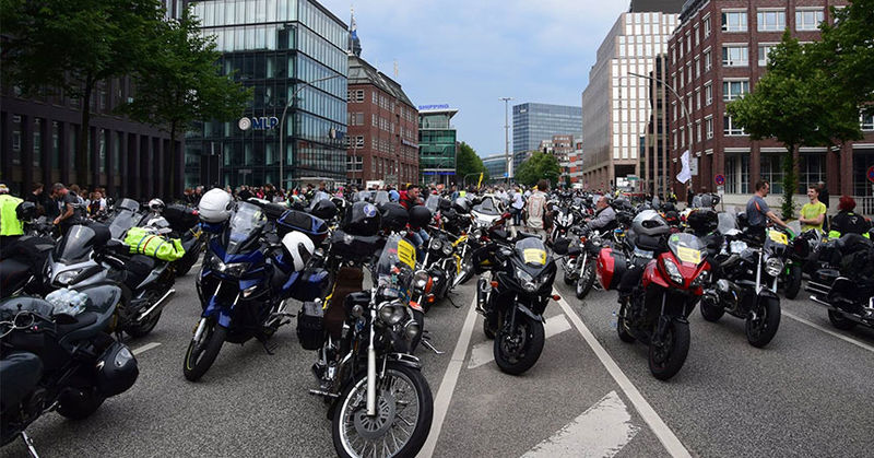 Mehrere Motorräder auf einer Straße