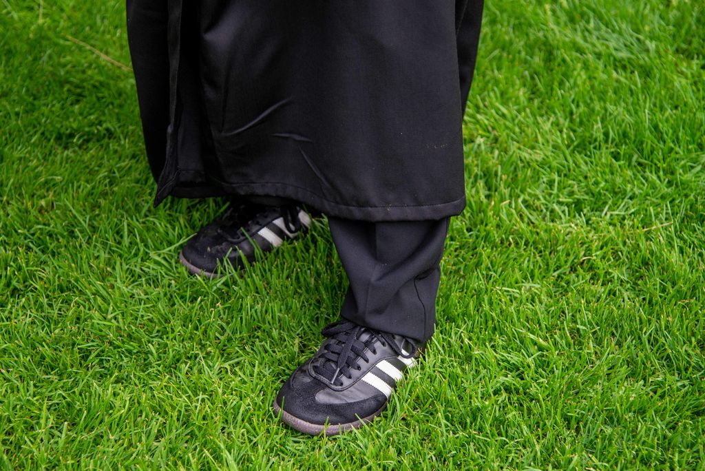 Pastorin Linda Pinnecke trägt passende Schuhe für den TSV-Fußballrasen