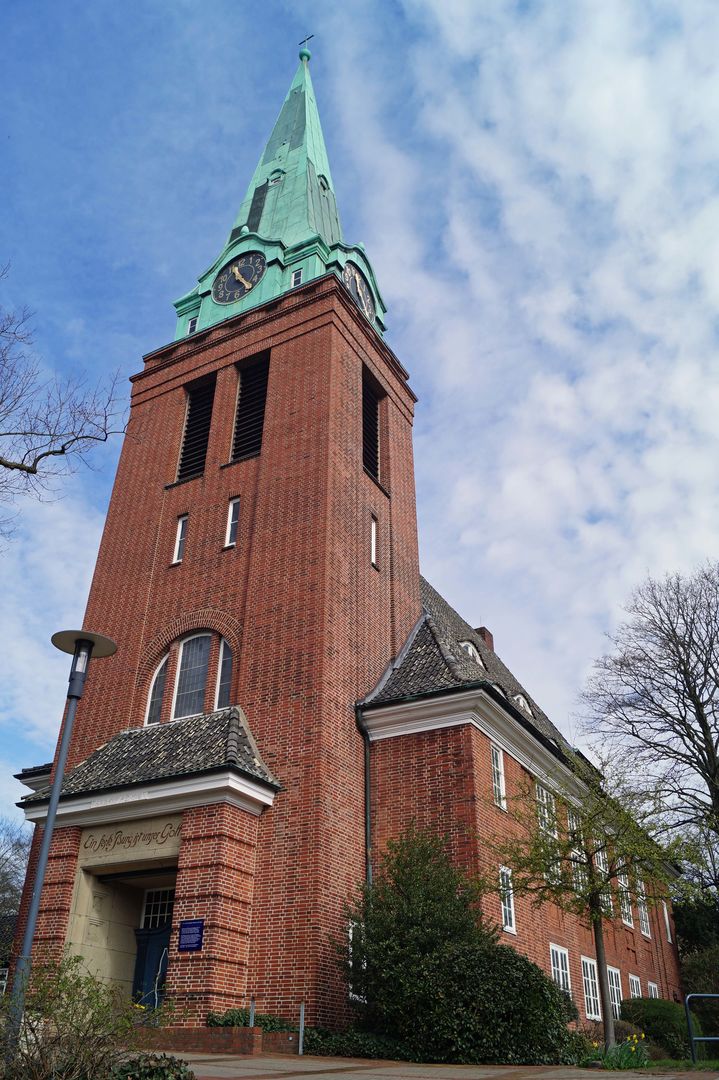 Flottbeker Kirche unter blauem Himmel