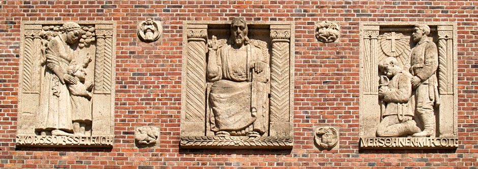 drei Reliefs über dem Eingang