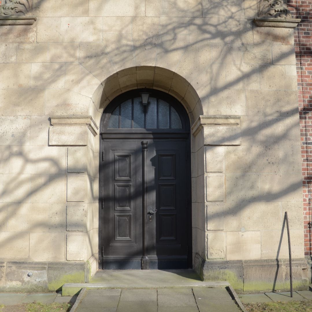 Die Seitentür der Versöhnungskirche in dunkelbraun