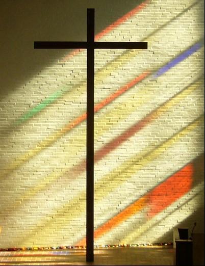 St. Johanniskirche: Kreuz im Licht der Morgensonne - Copyright: Ev.-Luth. Kirchengemeinde Harburg-Mitte