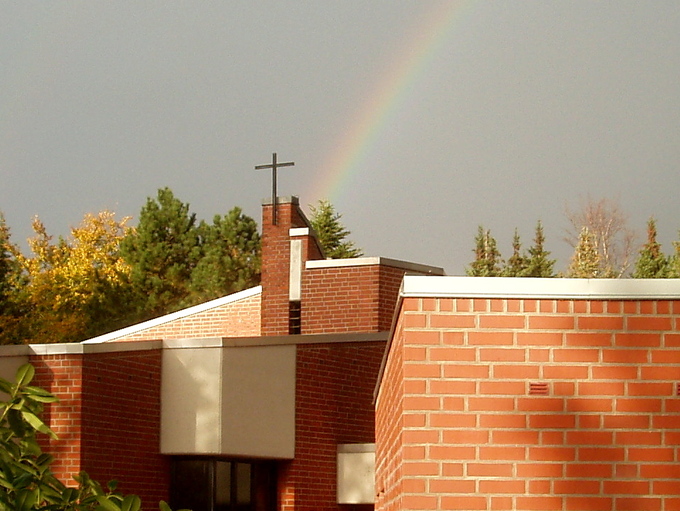 Kapelle des Heidefriedhofs mit Regenbogen