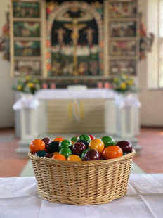 Korb mit Ostereiern vor dem Altar - Copyright: Andreas Meyer-Träger