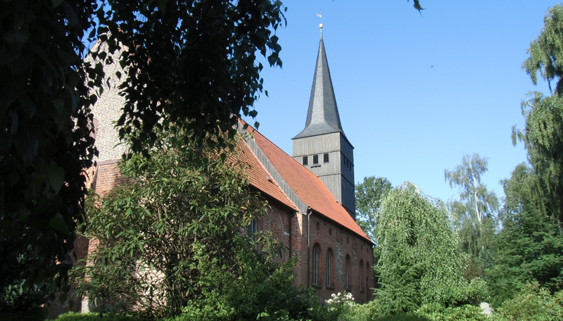 In der Mitte des Kirchhofs liegt die Hl. Dreikönigskirche