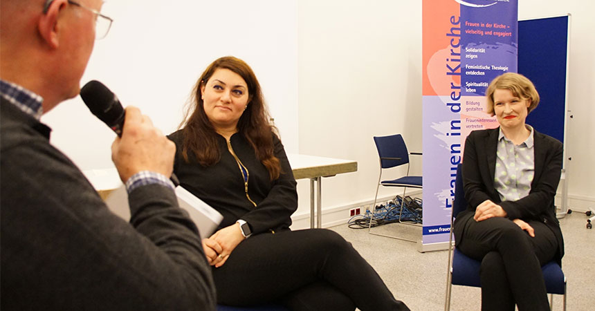 Teilnehmer konnten im Stuhlkreis mit Lamya Kaddor und Stefanie Lohaus direkt in Gespräch kommen - © Yvonne Nadler