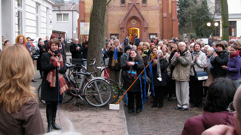 Vor zehn Jahren eröffnet Pastorin Irmgard Nauck (am Mikrofon) die "Kirche der Stille"