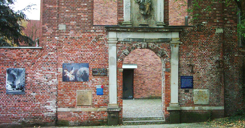Das barocke Portal ist von der ursprünglichen Dreifaltigkeitskirche erhalten geblieben. Es stammt aus dem 17. Jahrhundert