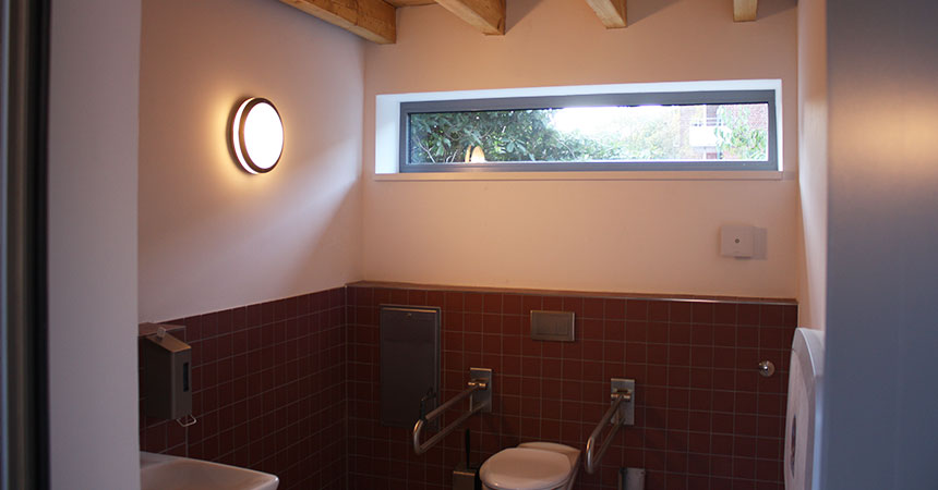 Die Toilettenräume sind modern und hell.