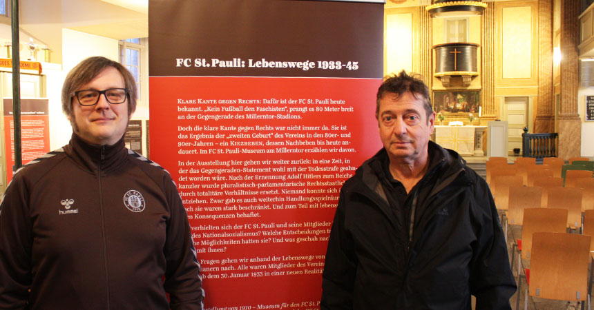 Kurator Christoph Nagel und Pastor Martin Paulekun mit "ihrer" Ausstellung in der St. Pauli Kirche