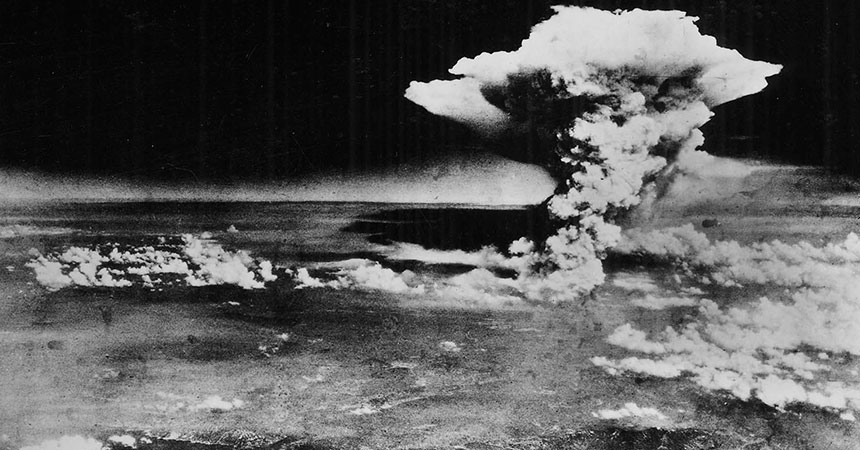 Das Foto zeigt die Wolke der atomaren Explosion über Hiroshima, direkt nach dem Abwurf der Bombe. Es wurde am 6. August 1945 aus der "Enola Gay" heraus aufgenommen, dem Flugzeug, dass die Atombombe über der Stadt abgeworfen hatte.