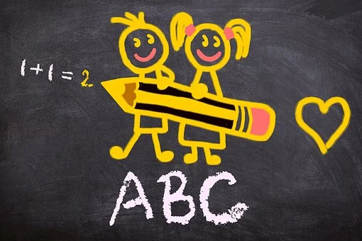 Fröhliche Kinder mit Stift und ABC - Copyright: pixabay