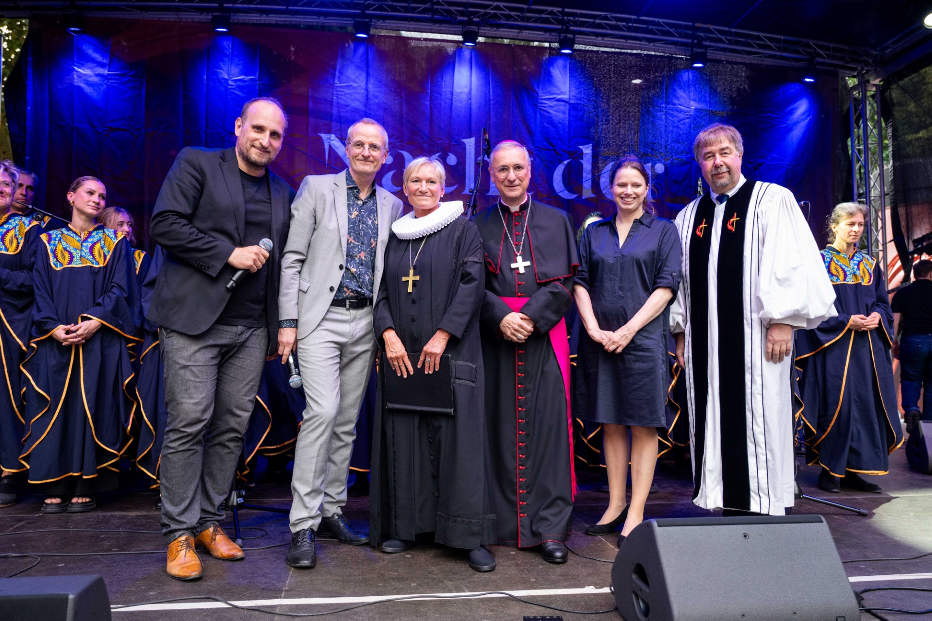 BU: v.l.n.r. NDR-Moderator Daniel Kaiser, Propst Dr. Martin Vetter, Bischöfin Kirsten Fehrs, Erzbischof Dr. Stefan Heße, Senatorin Dr. Melanie Leonhard und Pastor Uwe Onnen (Vorsitzender ACKH) eröffnen die 22. Nacht der Kirchen in Hamburg auf der NDR-Nacht-der-Kirchen-Bühne am Mönckebergbrunnen. 